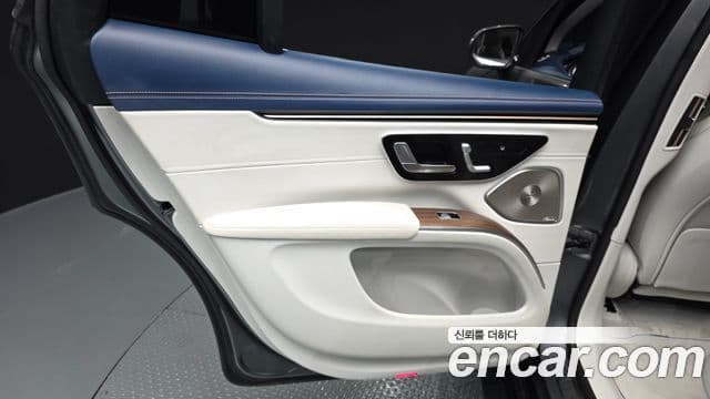 Mercedes-Benz EQS SUV 2023 — Photo 14/34