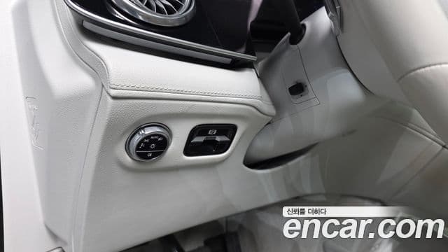 Mercedes-Benz EQS SUV 2023 — Photo 13/34