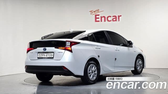 Toyota Prius 2021 — Фото 2/20