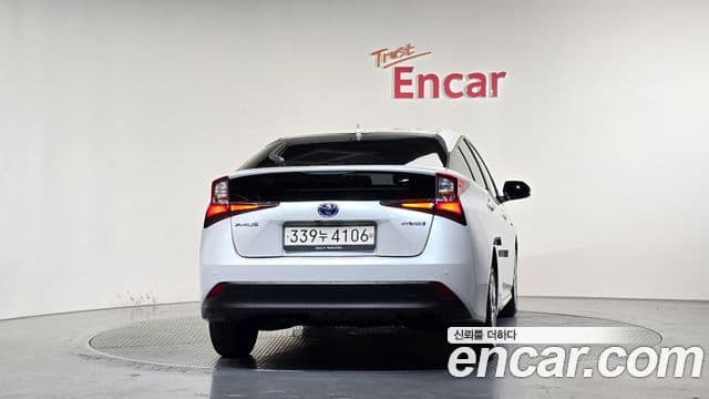 Toyota Prius 2021 — Фото 4/20