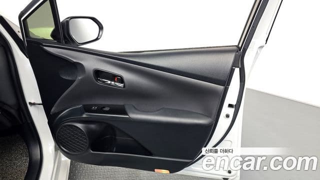 Toyota Prius 2021 — Photo 1/30