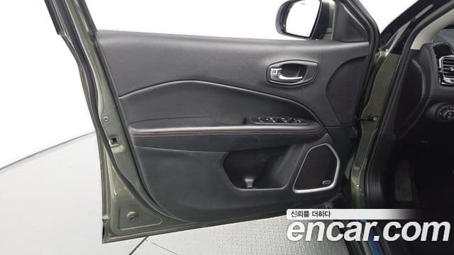 Jeep Compass 2019 — Şəkil 25/33