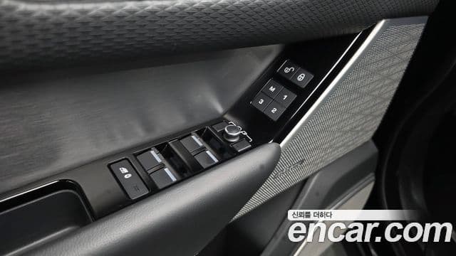 Land Rover Range Rover Velar 2019 — ფოტო 8/38