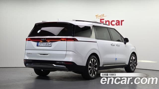 Kia Carnival 2023 — Фото 1/20