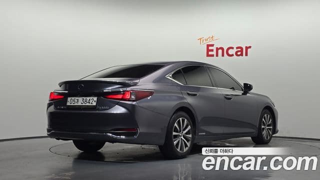Lexus ES300h 2018 — Photo 5/20