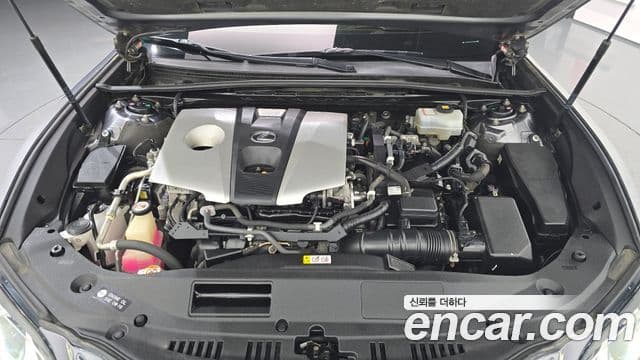 Lexus ES300h 2018 — Photo 8/20
