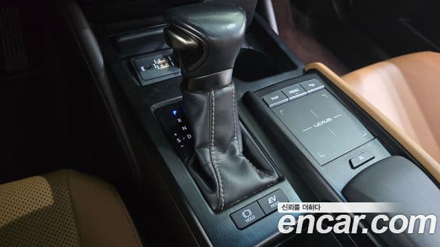 Lexus ES300h 2018 — Photo 16/20