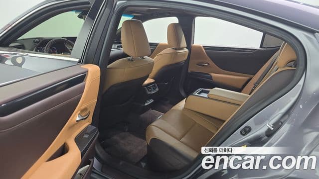 Lexus ES300h 2018 — Photo 4/20