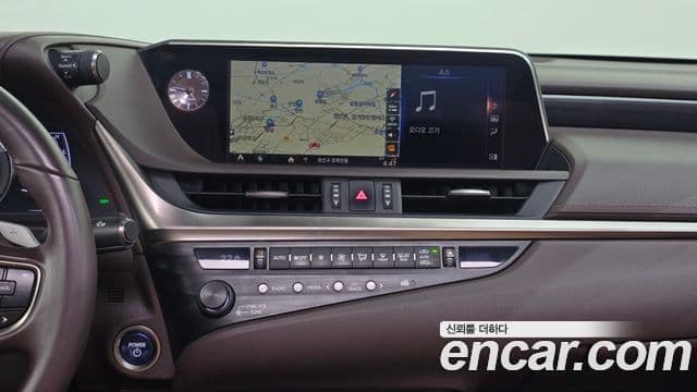 Lexus ES300h 2018 — Photo 1/20