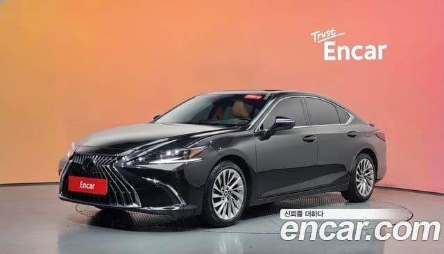 Lexus ES300h 2023 — Фото 1/20