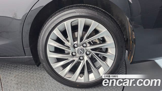 Lexus ES300h 2023 — Photo 31/36