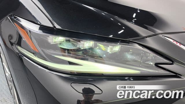 Lexus ES300h 2023 — Photo 5/36