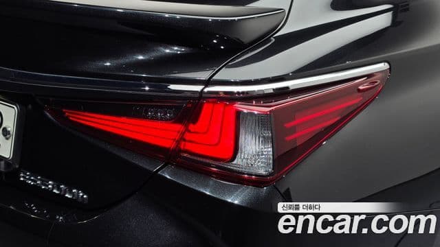 Lexus ES300h 2023 — Photo 33/36