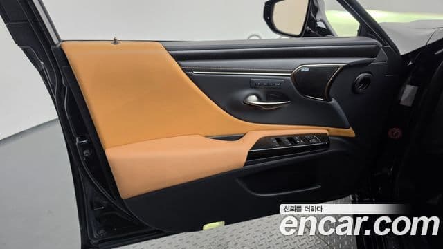 Lexus ES300h 2023 — Photo 18/36