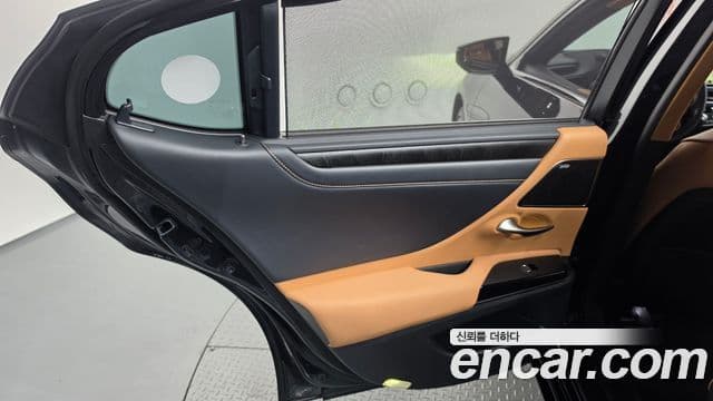 Lexus ES300h 2023 — Photo 23/36