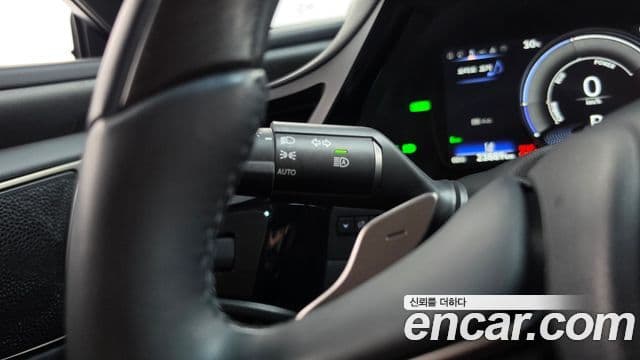 Lexus ES300h 2023 — Photo 8/36