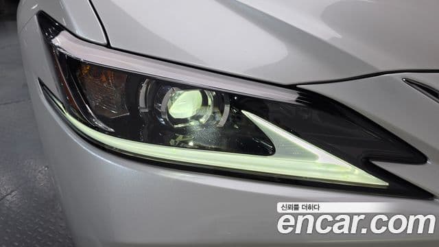 Lexus ES300h 2024 — Şəkil 27/35