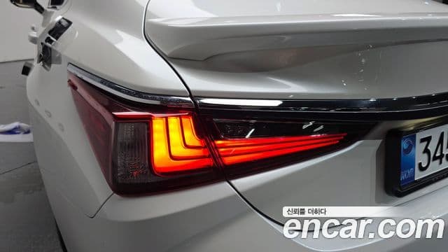 Lexus ES300h 2024 — Şəkil 25/35