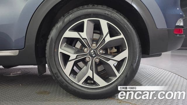 Kia Sportage The Bold 2021 — ფოტო 4/34