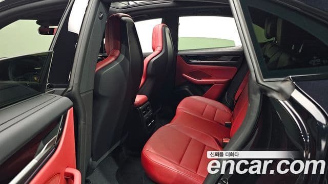 Porsche Macan EV 2025 — Photo 2/20