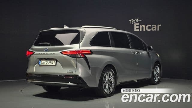 Toyota Sienna 2022 — Фото 1/20