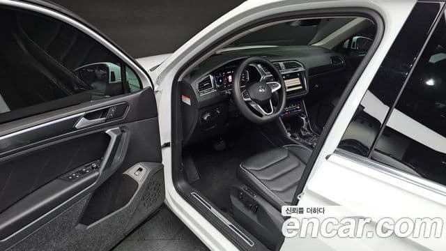 Volkswagen Tiguan 2023 — Photo 24/35