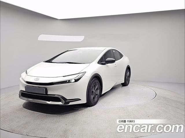 Toyota Prius 2024 — Фото 1/20