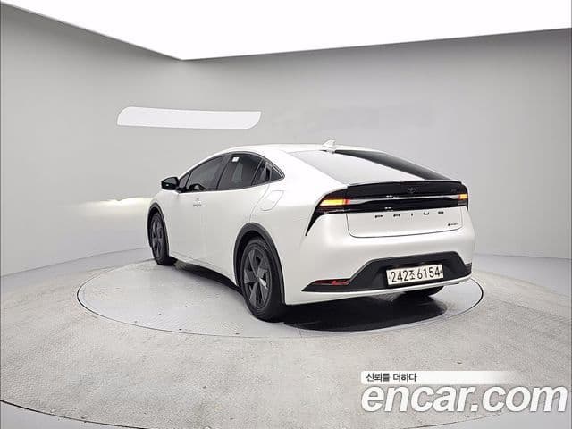 Toyota Prius 2024 — Фото 2/20