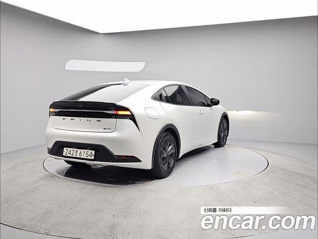 Toyota Prius 2024 — Фото 4/20