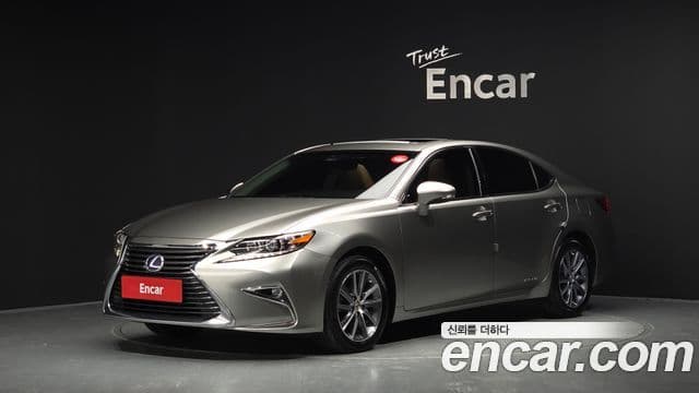 Lexus ES300h 2018 — ფოტო 1/32