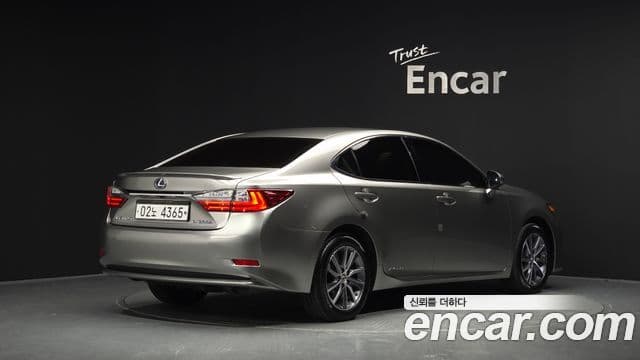 Lexus ES300h 2018 — ფოტო 32/32