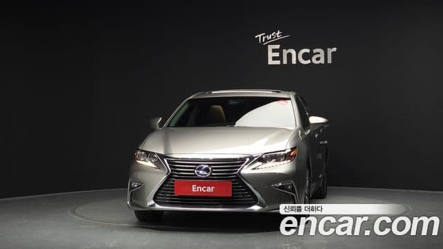 Lexus ES300h 2018 — ფოტო 8/32