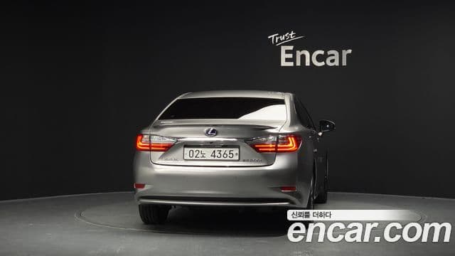 Lexus ES300h 2018 — ფოტო 15/32