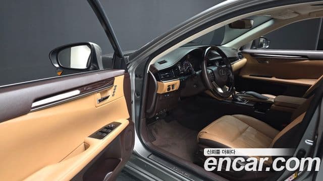 Lexus ES300h 2018 — ფოტო 22/32