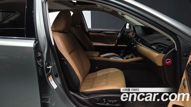 Lexus ES300h 2018 — ფოტო 19/32