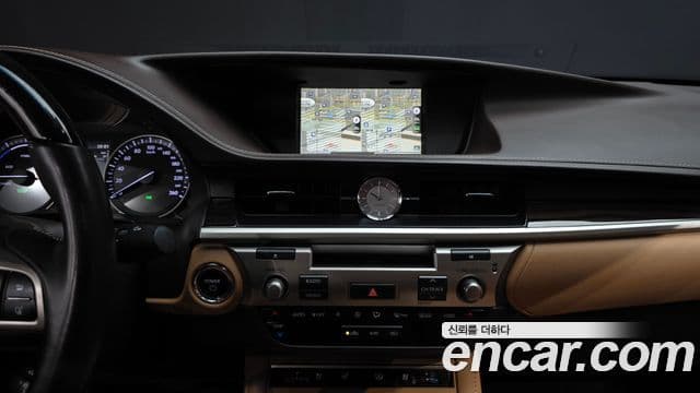 Lexus ES300h 2018 — ფოტო 29/32