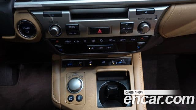 Lexus ES300h 2018 — ფოტო 30/32