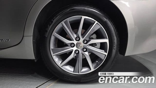 Lexus ES300h 2018 — ფოტო 20/32