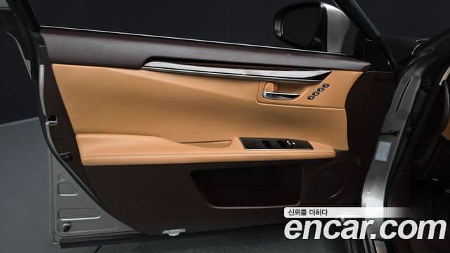Lexus ES300h 2018 — ფოტო 18/32