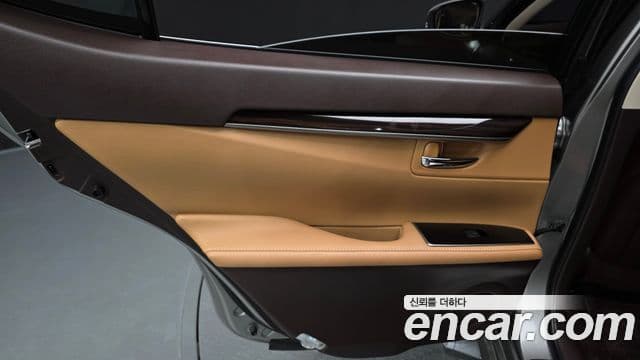 Lexus ES300h 2018 — ფოტო 26/32