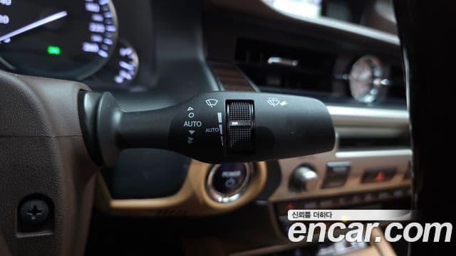Lexus ES300h 2018 — ფოტო 31/32