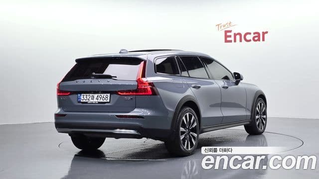 Volvo V60 Cross Country 2022 — ფოტო 29/35