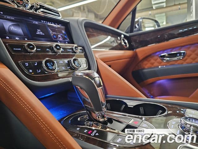 Bentley Bentayga 2022 — Фото 8/20