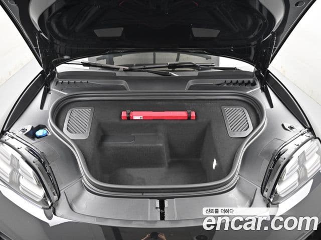 Porsche Macan EV 2025 — ფოტო 17/20