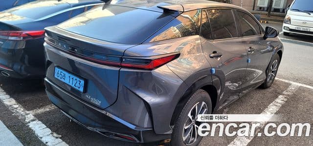 Lexus RZ450e 2023 — Photo 6/15