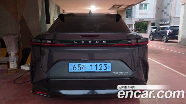 Lexus RZ450e 2023 — Photo 8/15