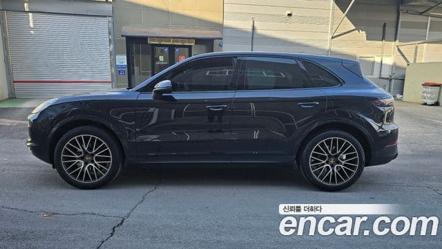 Porsche Cayenne 2019 — ფოტო 7/20