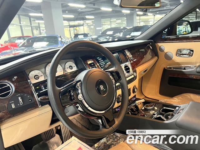Rolls-Royce Ghost 2018 — ფოტო 17/18
