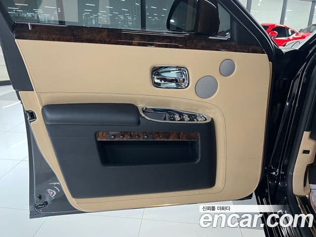 Rolls-Royce Ghost 2018 — ფოტო 8/18