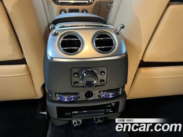 Rolls-Royce Ghost 2018 — ფოტო 18/18